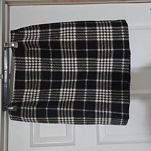 Eddie Bauer, size 14, black and cream skirt